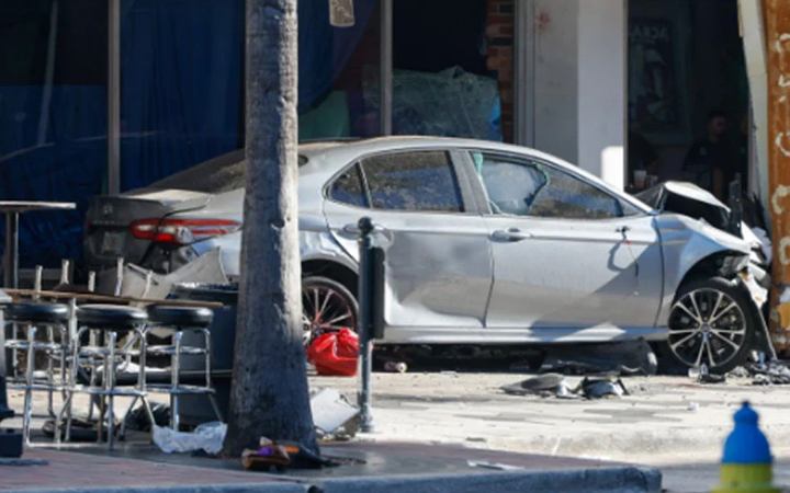 যুক্তরাষ্ট্রে বেপরোয়া গাড়ির ধাক্কায় নিহত ৪, আহত ১৩