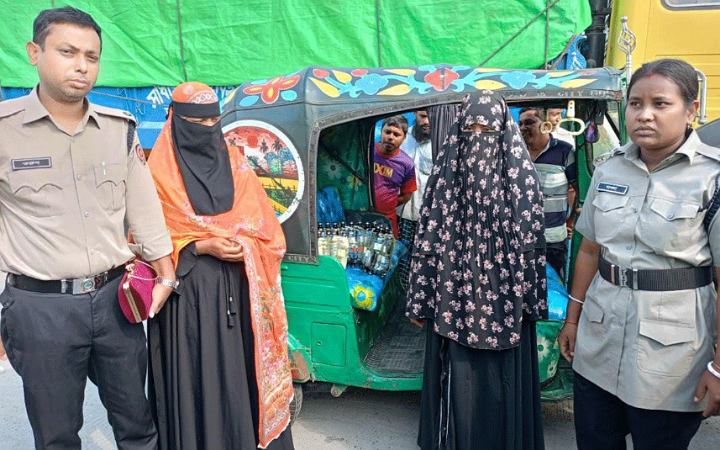 ৫০ বোতল ফেনসিডিলসহ ২ নারী কারবারি আটক