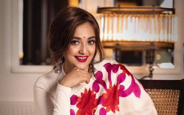 দীর্ঘ সময় আড়ালে থাকার কারন জানালেন মোনালি