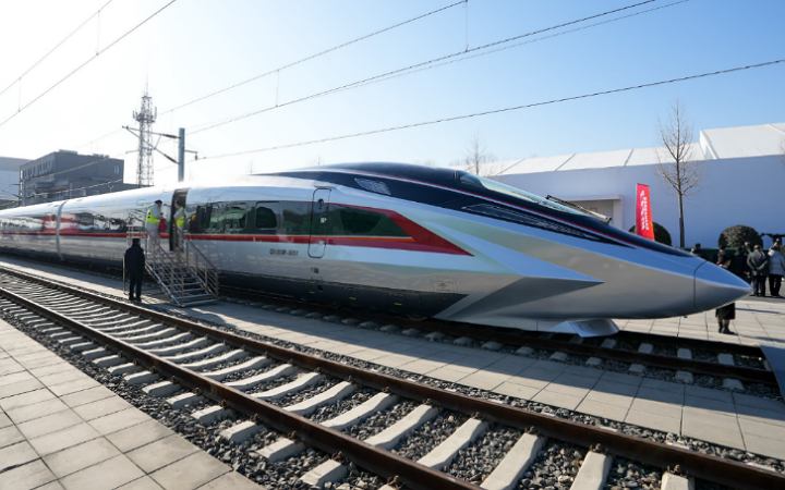 চীনে ট্রেনের ধাক্কায় ১১ জন নিহত