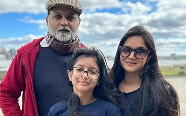 এক ফ্রেমে ধরা পড়লেন সৃজিত, মিথিলা, আইরা