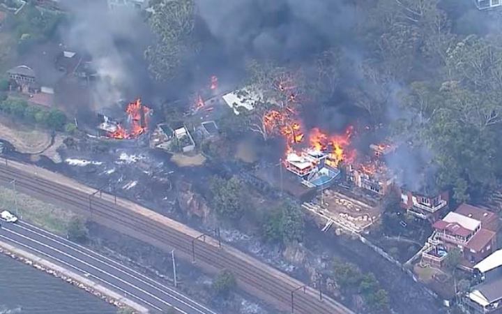 অস্ট্রেলিয়ায় বাতাসে ছড়িয়ে পরছে ভয়াবহ দাবানল