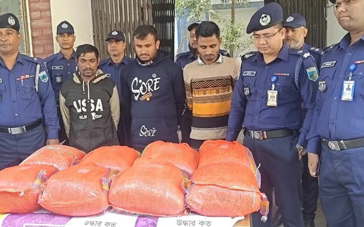 সিরাজগঞ্জে ৪৩ কেঁজি গাঁজাসহ আটক ৩