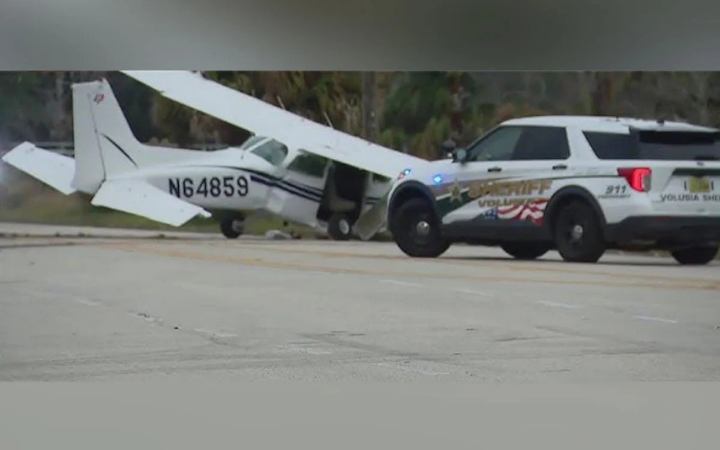 মহাসড়কে চলন্ত গাড়ির ওপর উড়োজাহাজ বিধ্বস্ত, অল্পের জন্য বাঁচলেন তিনজন