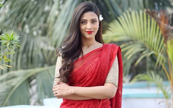 লাস্যময়ী হয়ে ধরা দিলেন মিম