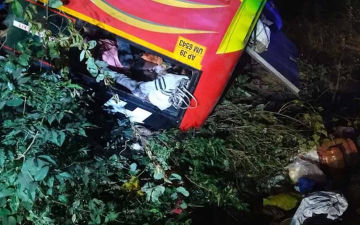 ভারতের অন্ধ্রপ্রদেশে বাস খাদে পড়ে নিহত ৯