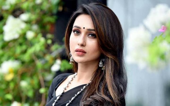 মা-বাবার কাছে না থাকতে পারার জন্য বিষণ্ণ মিম