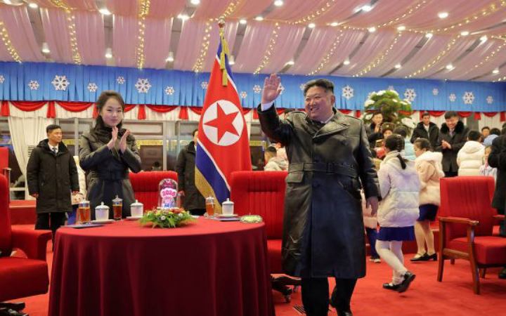 মেয়ে কে নিয়ে নববর্ষের উৎসবে কিম জং উন