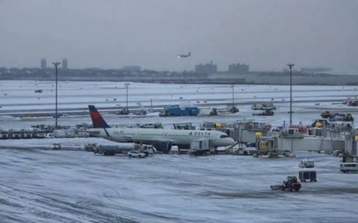 ইউরোপে ব্যাপক তুষারপাতে ৬ মৃত্যু, শত শত ফ্লাইট বাতিল