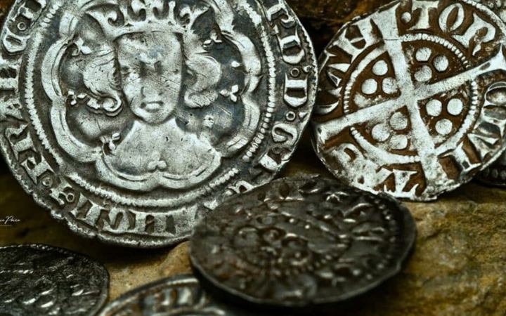 পোল্যান্ডে চাষের জন্য মাটি খুঁড়তে গিয়ে গুপ্তধন পেলেন দুই কৃষক