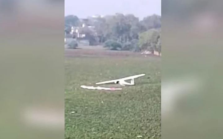ভারতে পুকুরে পড়লো বিমানবাহিনীর প্লেন