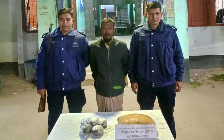 নওগাঁয় পুলিশের অভিযানে গাঁজাসহ মাদক কারবারি গ্রেপ্তার