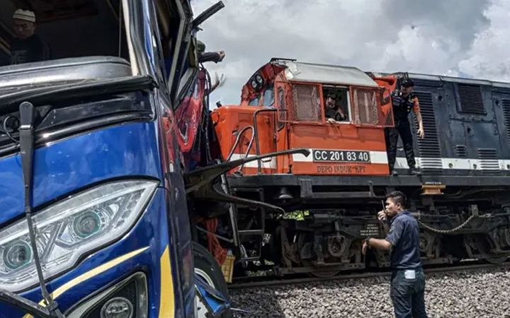 ইন্দোনেশিয়ায় ট্রেন-মিনিবাস সংঘর্ষ, একই পরিবারের ৯ জন নিহত