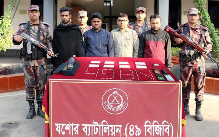 যশোরে সাড়ে ১০ কেজি রূপাসহ আটক ৪