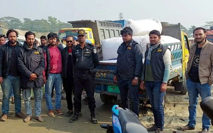 লক্ষ্মীপুরে ৫৫ কেজি গাঁজা ও পিকআপভ্যানসহ আটক ৩