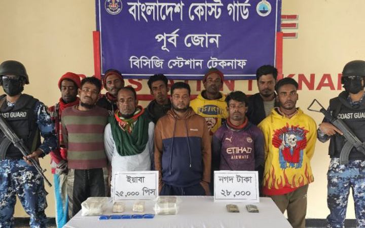 কক্সবাজারে ২৫ হাজার ইয়াবাসহ আটক ১০