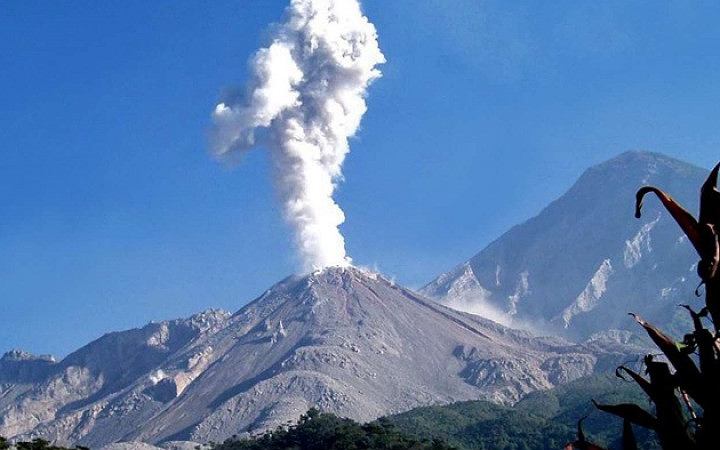 ইন্দোনেশিয়ায় জেগে উঠেছে ভয়ংকর আগ্নেয়গিরি