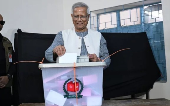 ঢাকার গুলশানের একটি ভোটকেন্দ্রে ভোট দিলেন প্রধান উপদেষ্টা