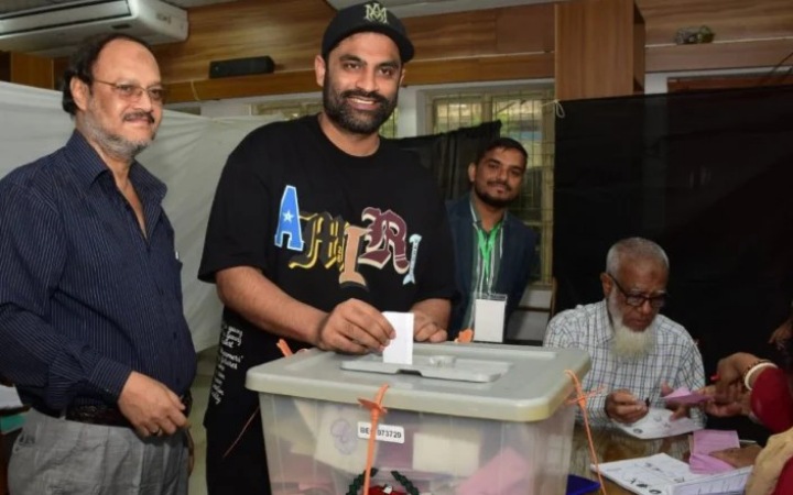 জীবনের প্রথম ভোট দিলেন তামিম