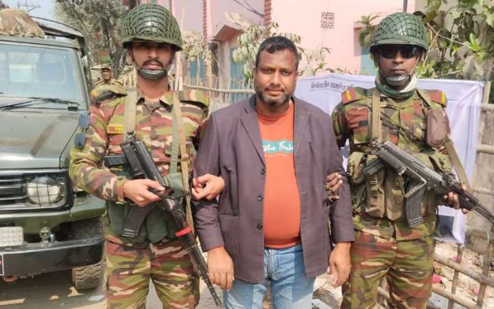 ভোটকেন্দ্রের বাইরে টাকা বিতরণের অভিযোগে বিএনপি নেতা আটক