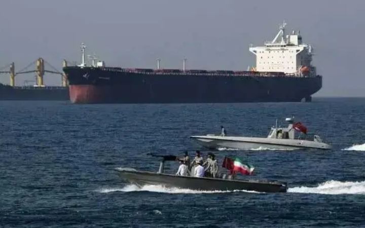 হরমুজ প্রণালীতে সামরিক মহড়া শুরু করেছে ইরান