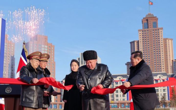 ইউক্রেন যুদ্ধে নিহত উত্তর কোরীয় সৈন্যদের পরিবারের জন্য আবাসন উদ্বোধন করলেন কিম জং-উন