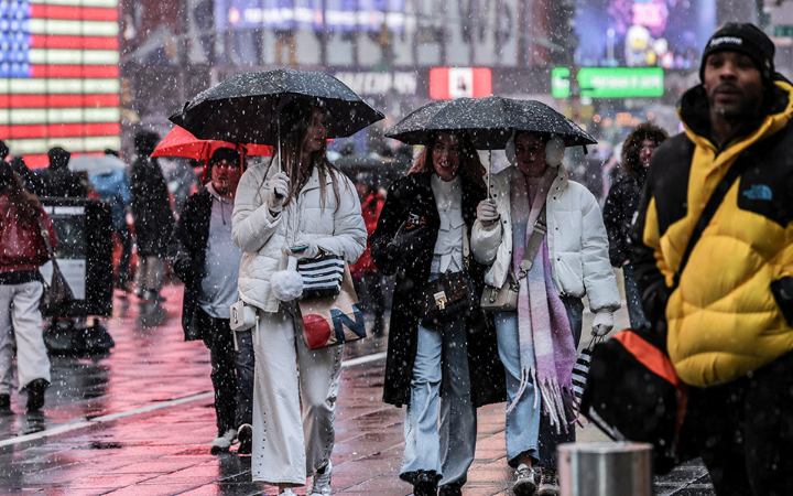 তীব্র তুষারঝড়ে যুক্তরাষ্ট্রে ৫ হাজারের বেশি ফ্লাইট বাতিল