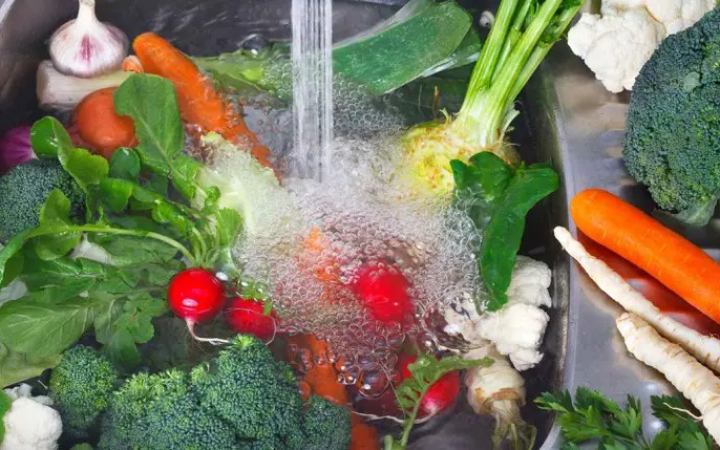 জেনে নিন শাক-সবজি থেকে কীটনাশক দূর করার উপায়