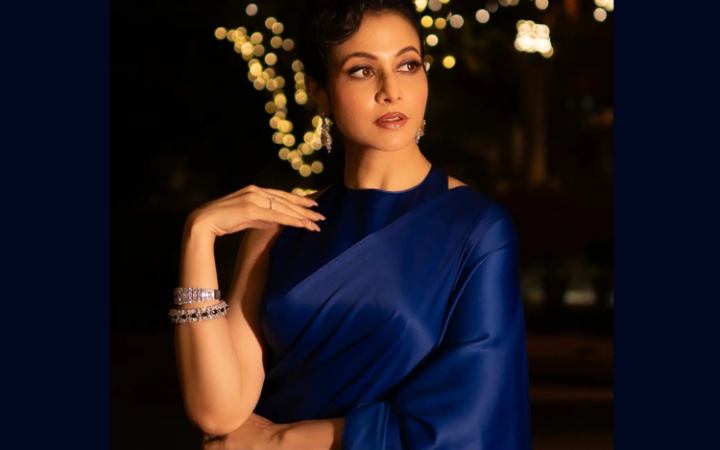 নীল শাড়িতে নজর কাড়লেন কোয়েল মল্লিক