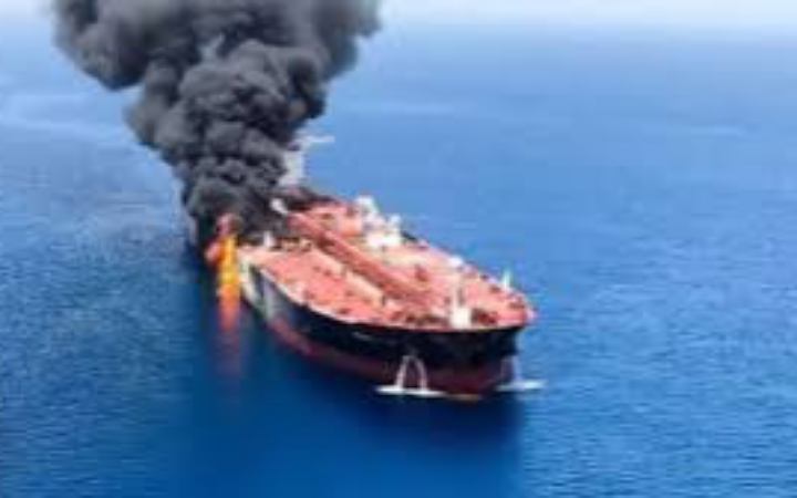 ওমান উপকূলে তেলবাহী জাহাজে হামলা, আহত ৪