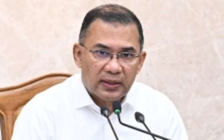 সড়ক থেকে ব্যানার দ্রুত অপসারণের নির্দেশ দিলেন প্রধানমন্ত্রী