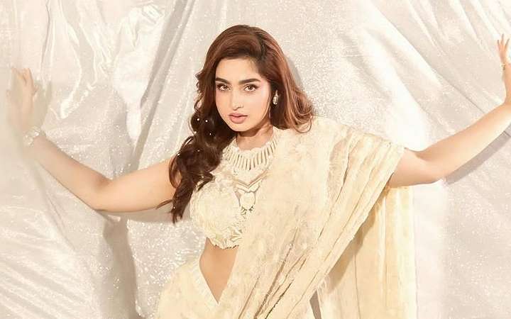 আমাকে ধর্ষণের হুমকি দেওয়া হচ্ছিল-আয়শা খান