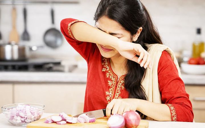 যেভাবে পিঁয়াজ কাটলে জ্বলবেনা চোখ