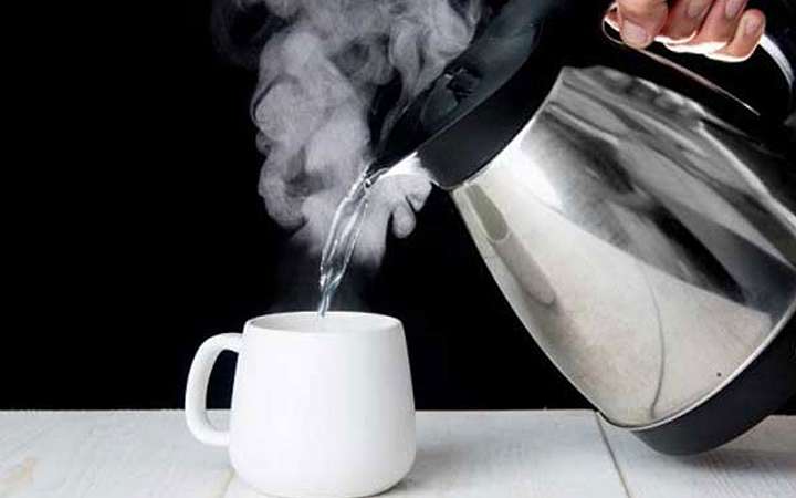 সকালে গরম পানি পান করা উপকারী নাকি ক্ষতিকর