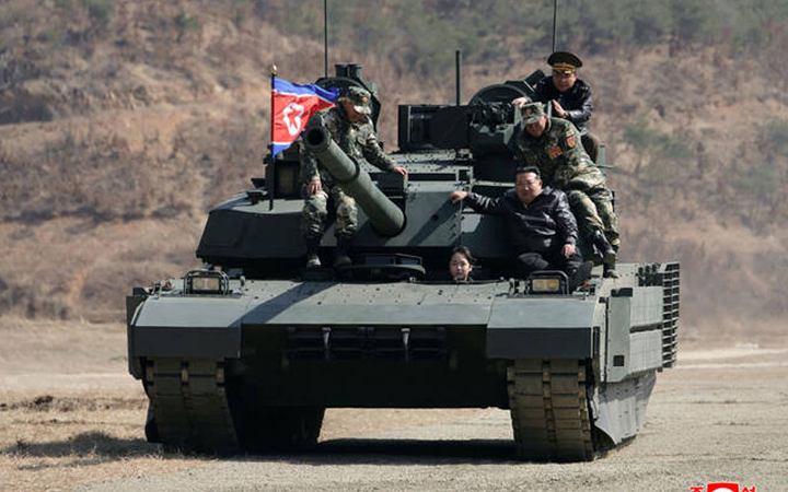 বাবাকে পেছনে বসিয়ে ট্যাংক চালাচ্ছেন কিম জং উনের কন্যা