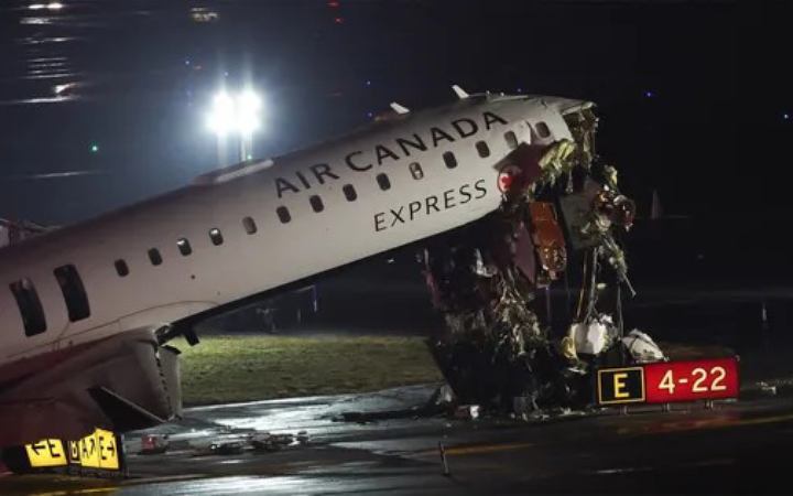 নিউইয়র্কে বিমানবন্দরের রানওয়েতে প্লেন ও গাড়ির সংঘর্ষ