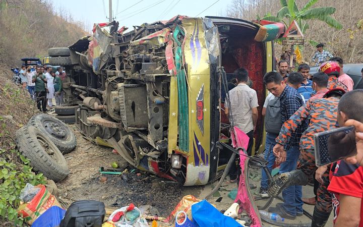 রাঙ্গামাটিতে বাস উল্টে আহত ১৯