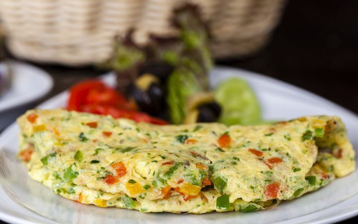 সকাল বা বিকেল, নাস্তায় রাখতে পারেন প্রোটিনে ভরপুর ডিম-সবজি ওমলেট