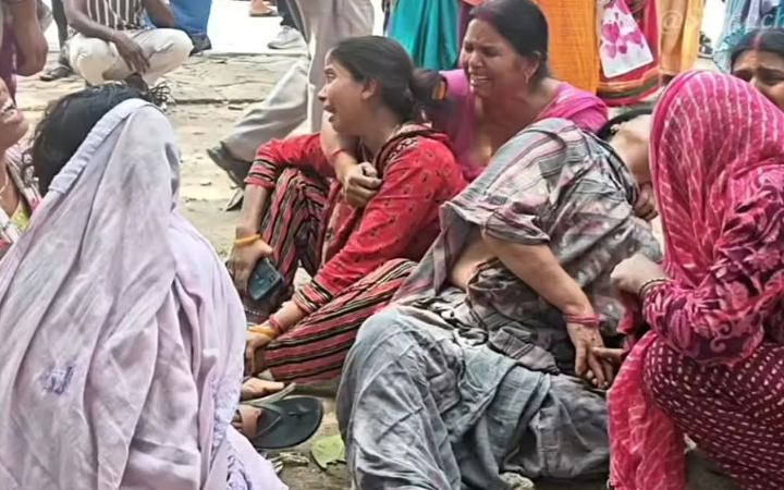 মন্দিরে পদপিষ্ট হয়ে ৮ জনের মৃত্যু