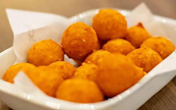 খুব সহজে তৈরি করুন চিজবল