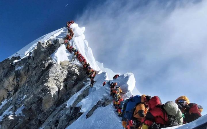 এভারেস্টে প্রতারণা: পর্যটকদের বিষ খাইয়ে ১৫০ কোটি টাকার বিমা জালিয়াতি