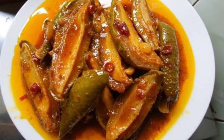 জেনে নিন কাঁচা আমের খোসাসহ টক-ঝাল আচার তৈরির রেসিপি