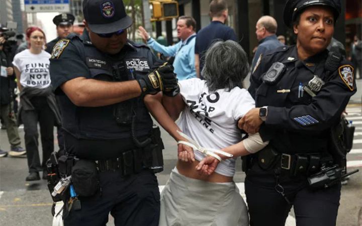 নিউইয়র্কে যুদ্ধবিরোধী বিক্ষোভ, আটক ১০০