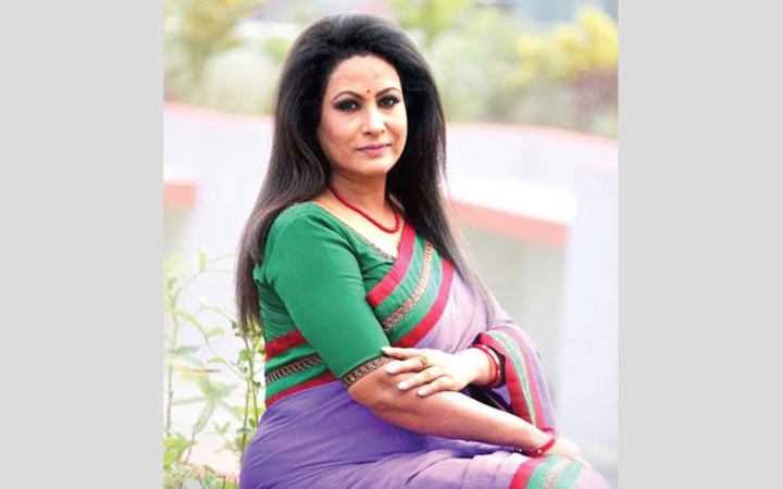 আল্লাহ যদি আমার কপালে রাখেন হজ করব এই বছর - চম্পা