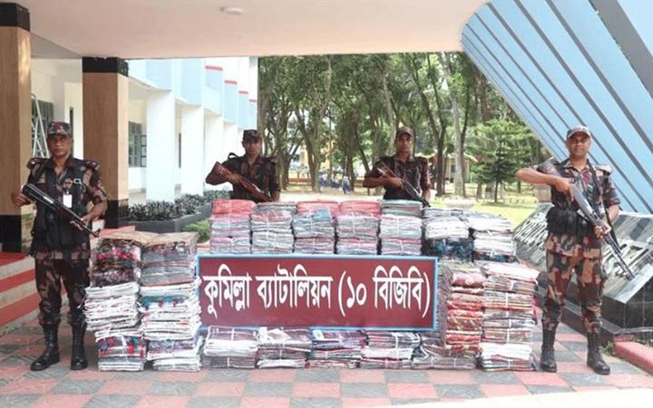 কুমিল্লা সীমান্ত থেকে বিপুল পরিমাণ ভারতীয় শাড়ী জব্দ