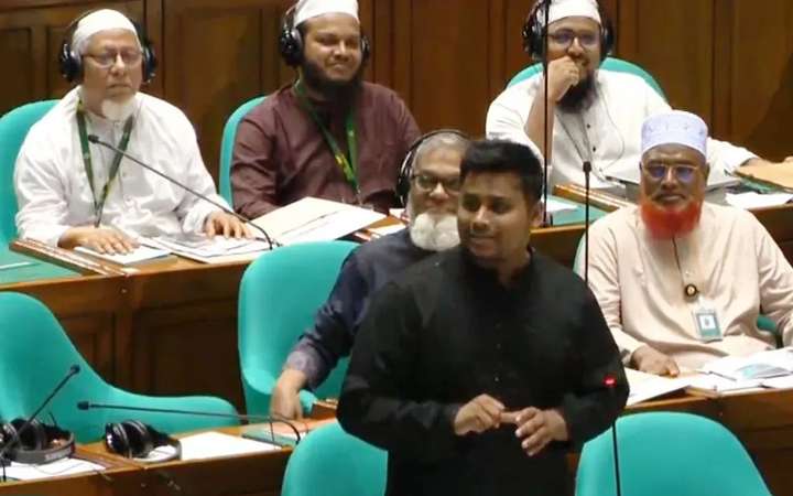 সংসদে গাড়ি চাইলেন হাসনাত