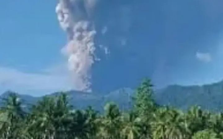 ইন্দোনেশিয়ায় আগ্নেয়গিরিতে ভয়াবহ অগ্ন্যুৎপাত, নিহত ৩
