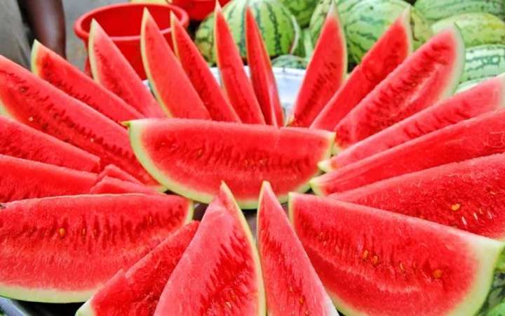 রাতে তরমুজ খাওয়া ভালো নাকি খারাপ