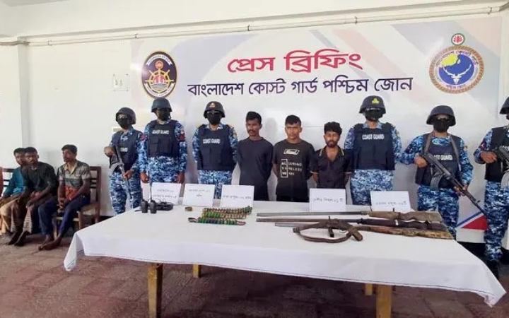 সুন্দরবন থেকে তিন দস্যুকে আটক করেছে কোস্ট গার্ড