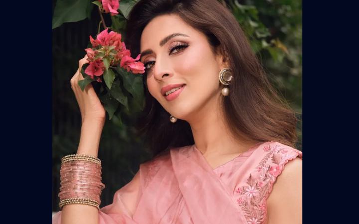 শান্ত ও স্নিগ্ধ লুক শেয়ার করে ভক্তদের চমকে দিলেন - মিম